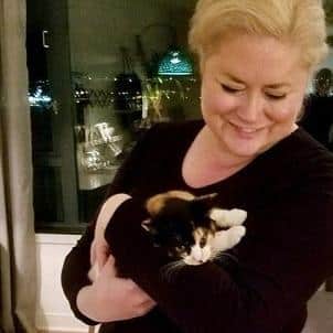 キャリコネコを抱く女-SW キャリコネコを抱く女-SW